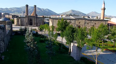 Erzurum Çifte Minareli Medrese Önü Canlımobe